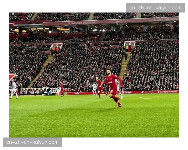 特写：VAR长时间复核后取消点球，安菲尔德球场响起巨大嘘声